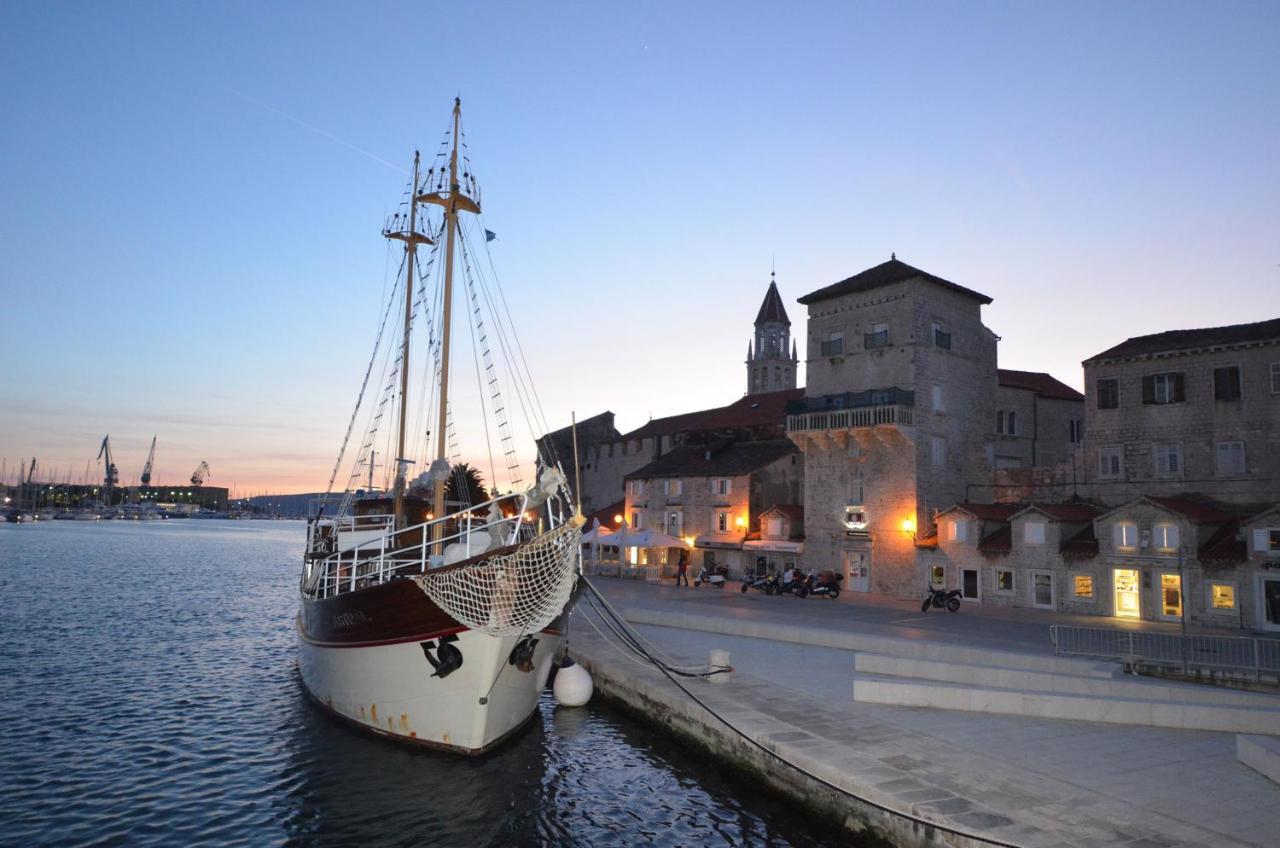 Apartments Pitesa Trogir Exterior photo